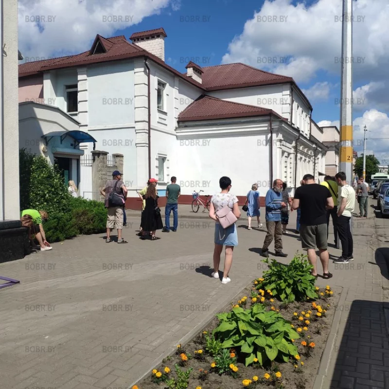 Очередь в пункт обмена валюты за долларами.