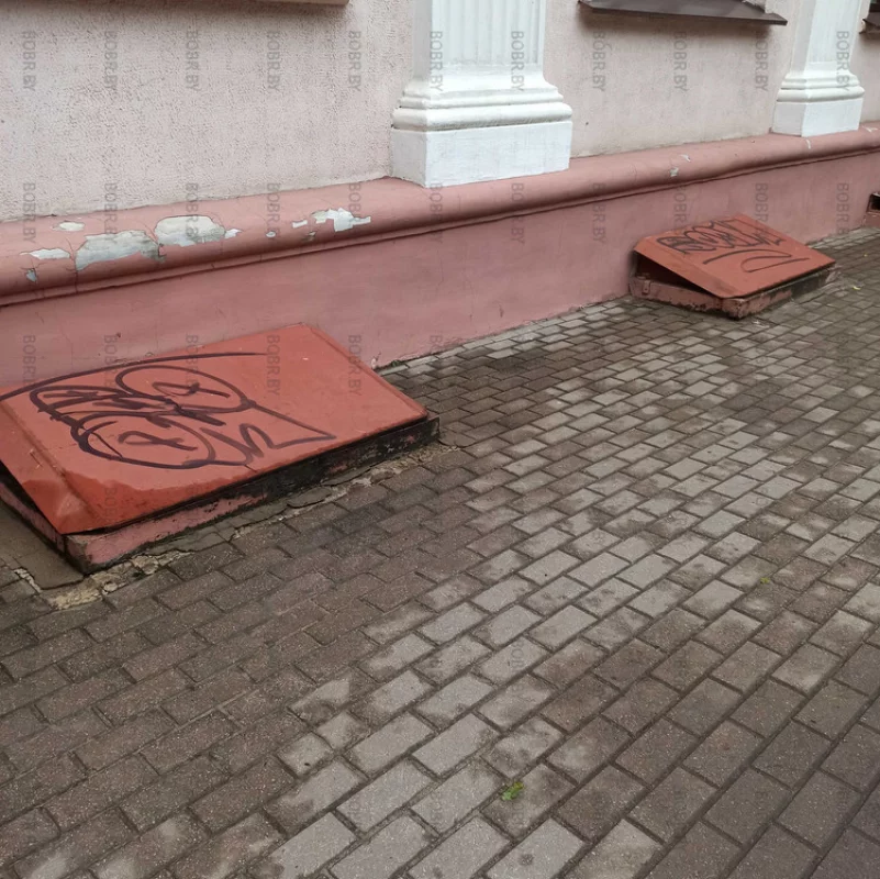 В городе явно не хватает секций для юных художников;) Никак иначе объяснить такое количество граффити и рисунков невозможно.