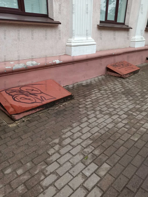 В городе явно не хватает секций для юных художников;) Никак иначе объяснить такое количество граффити и рисунков невозможно.