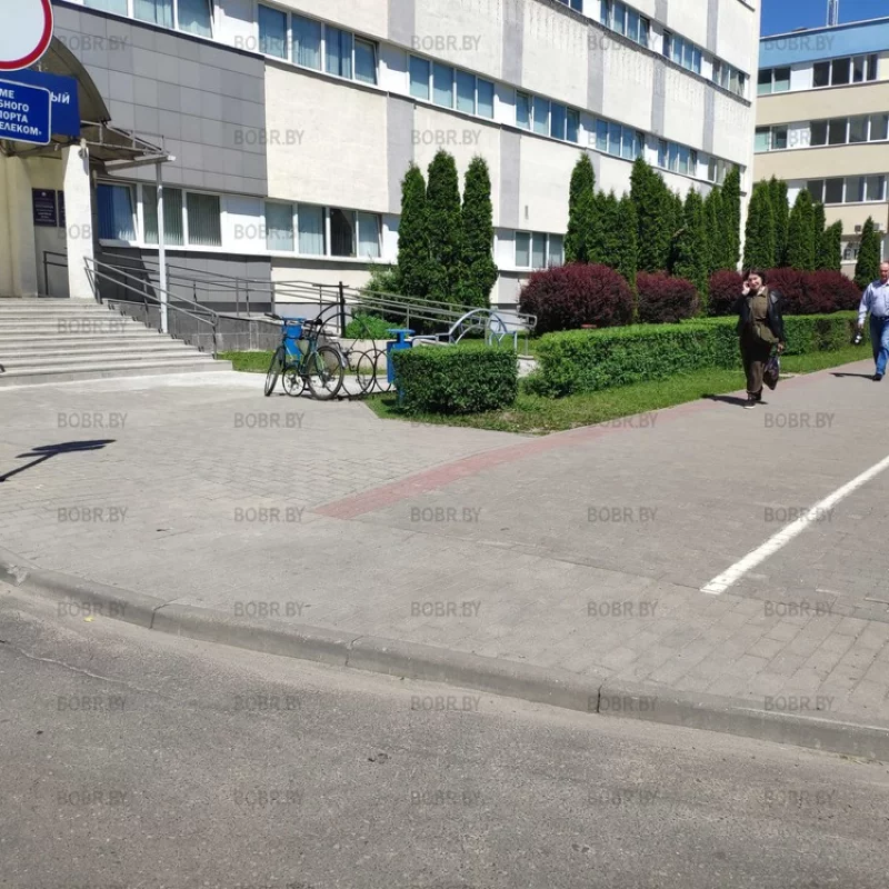 Велодорожка проходит, но отсутствует занижение бордюрного камня. 