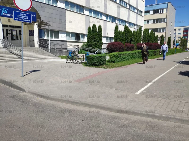 Велодорожка проходит, но отсутствует занижение бордюрного камня. 