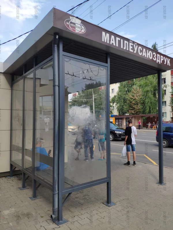 Остановочный комплекс *дом связи". Интересно, кто должен следить за чистотой и порядком на остановочном комплексе? Или так и должно быть, и лозунг ломать не строить идеально подходит к Боьруйску?