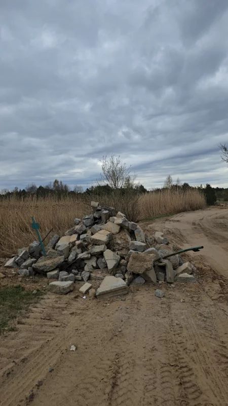 Интересно, Неужели в нашей стране разрешили выбрасывать строительный мусор с арматурой вдоль дорог?