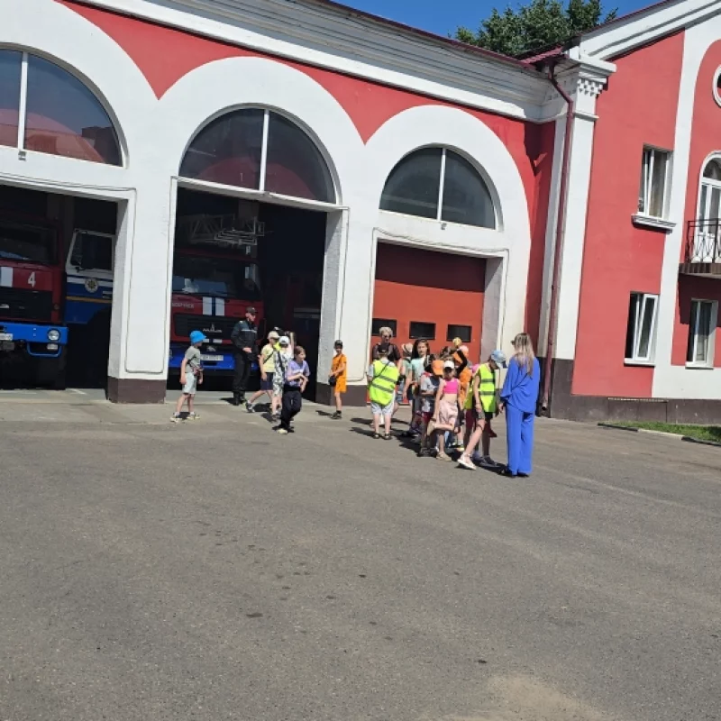Дети на экскурсии в пожарной части