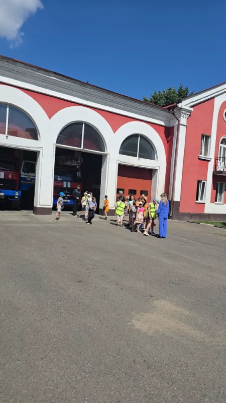 Дети на экскурсии в пожарной части