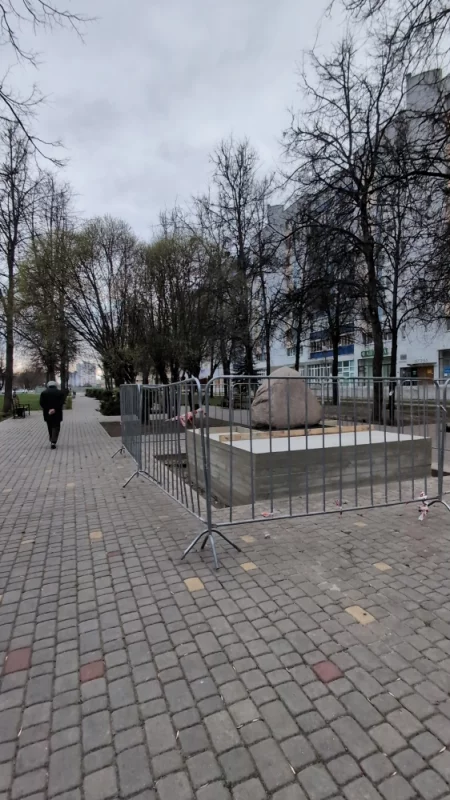 В Сквере дружбы какой-то новый памятник