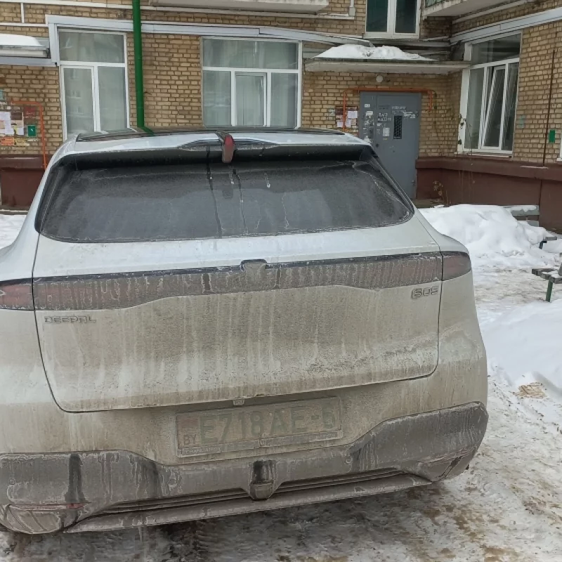 Парковаться так чтобы загородить проход сразу к трём подъездах...