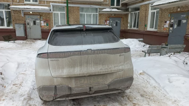 Парковаться так чтобы загородить проход сразу к трём подъездах...