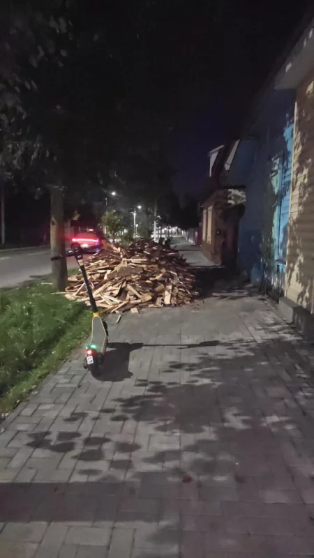 Дрова на тротуаре в центре города