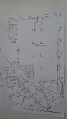 1-й этаж 3-х этажного административно-торгового здания в центре
