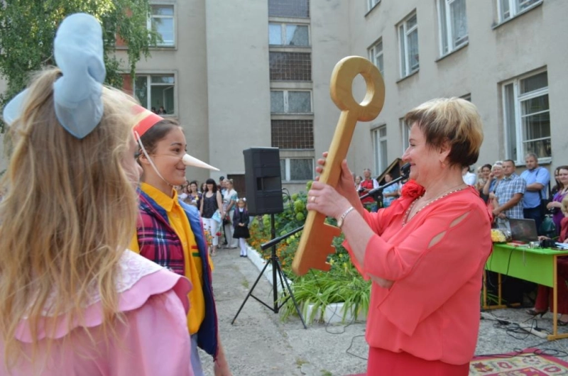 На день знаний в подшефную школу