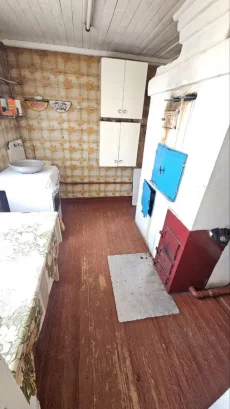 Часть жилого деревянного дома в городе