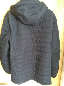 Куртка демисезонная со съемным капюшоном .