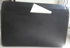 Объёмная чёрная папка с клапаном на замке