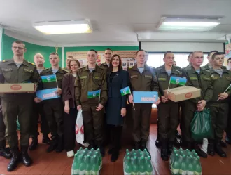 Бобруйский военкомат принял делегацию профсоюза АПК с подарками для призывников