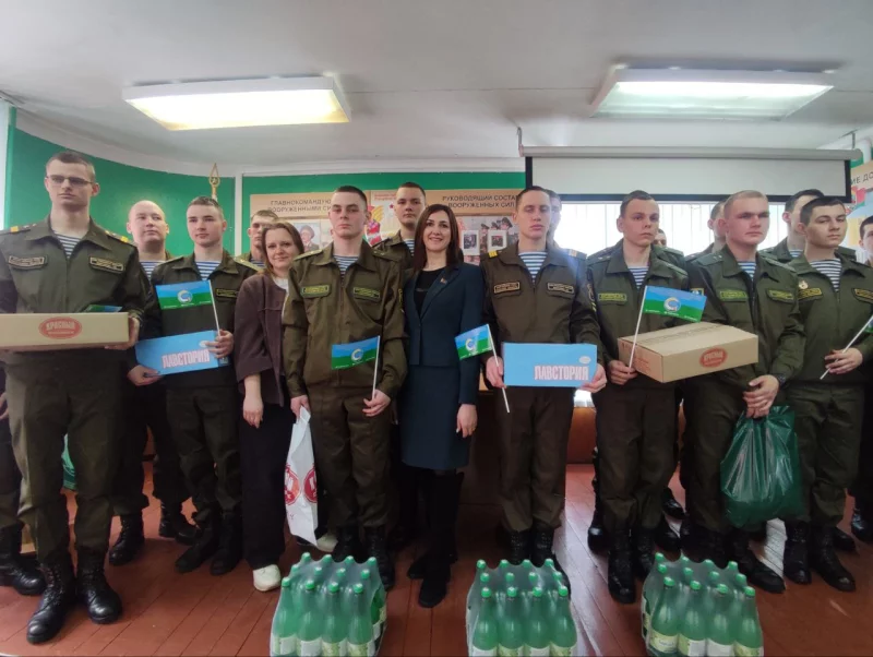 Бобруйский военкомат принял делегацию профсоюза АПК с подарками для призывников