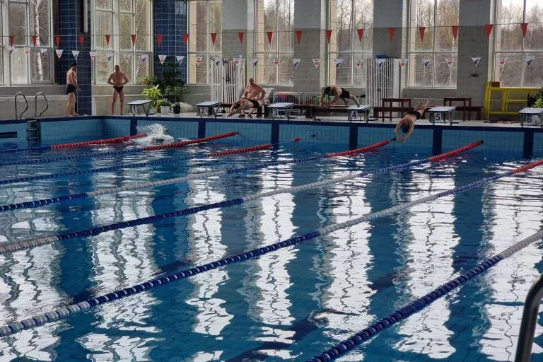 В Бобруйске определили сильнейших пловцов среди медработников области