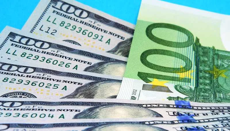 Доллар дешевеет еще сильнее. Какую валюту покупать?