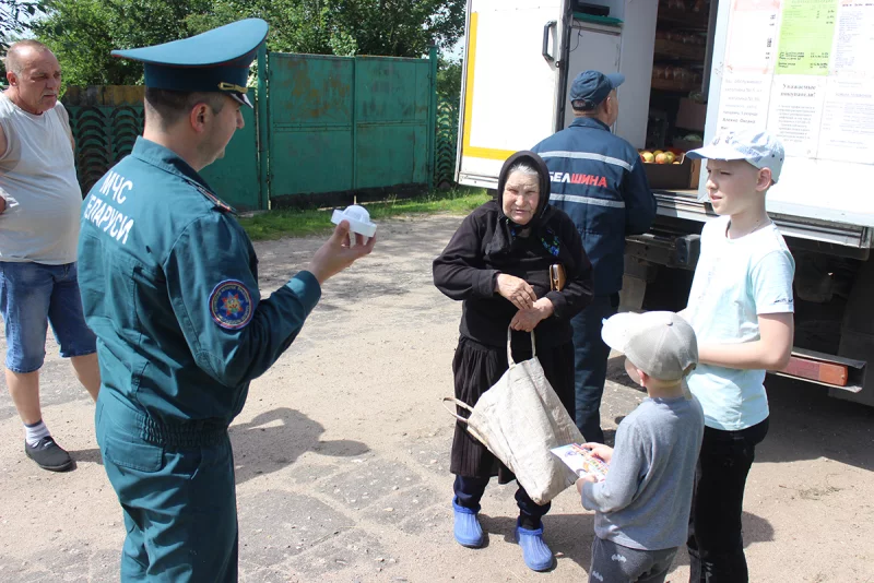 Вместе с автолавкой в деревни района приезжают спасатели