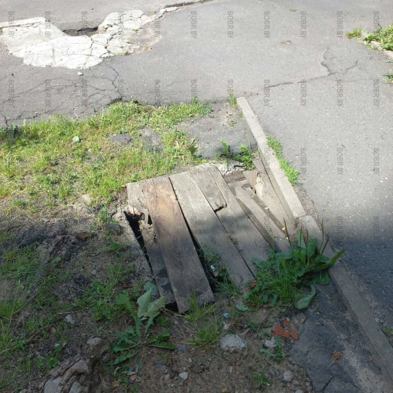 Жэу 13, поставил вьетнамский ловушку. Внизу в яме отправленные колья 