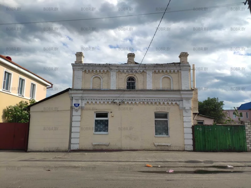 Интересное архитектурное решение. Как вы думаете скоро это помещение разберут на кирпичи? Как