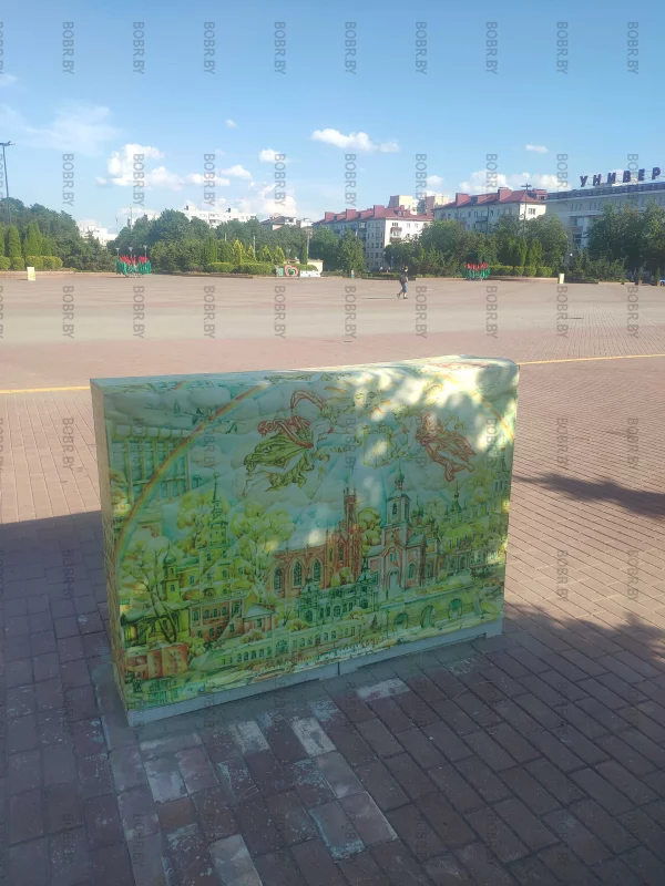 Новую пластиковую трансформаторную будку накрыли баннером, только напечатали его шиворот-навыворот...