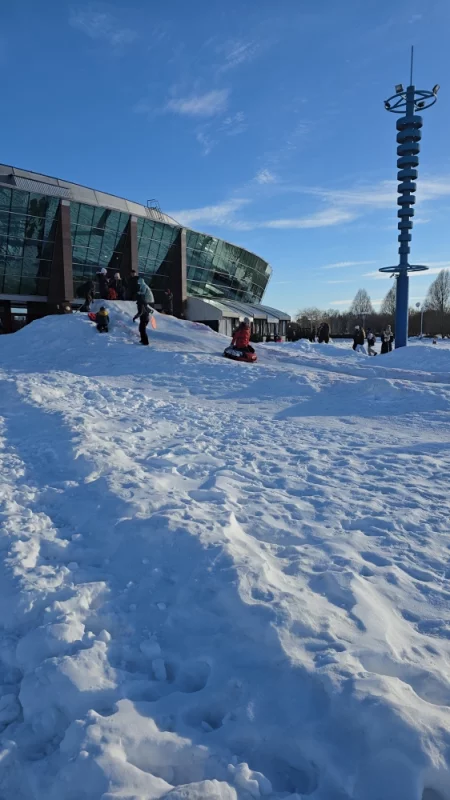 Посмотрите какая крутая горка для детей возле Ледового дворца!
