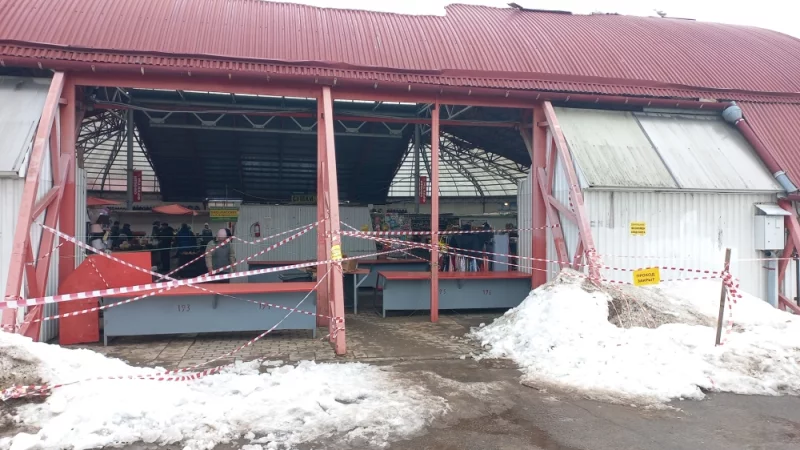 Натягивать ленту бесполезную - Да.
установить снегозадержатели - Нет