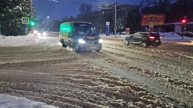 Ночью прошёл небольшой снегопад, дороги и тротуары превратились в кашу. Авто буксуют на старте, пешеходам тяжело   передвигаться