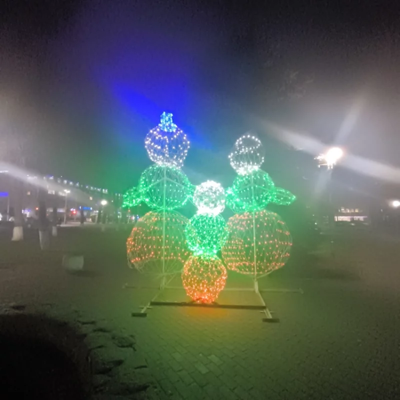 На дом связи в сквере включили подсветку.