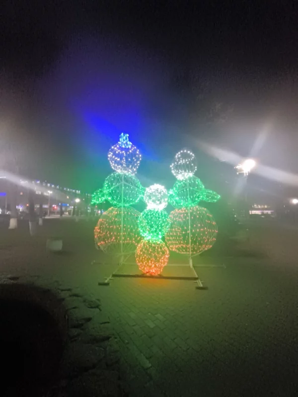 На дом связи в сквере включили подсветку.