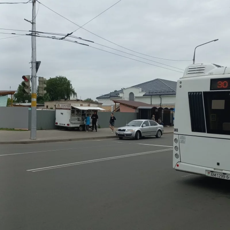 Включив аварийку можно ставить машину где угодно