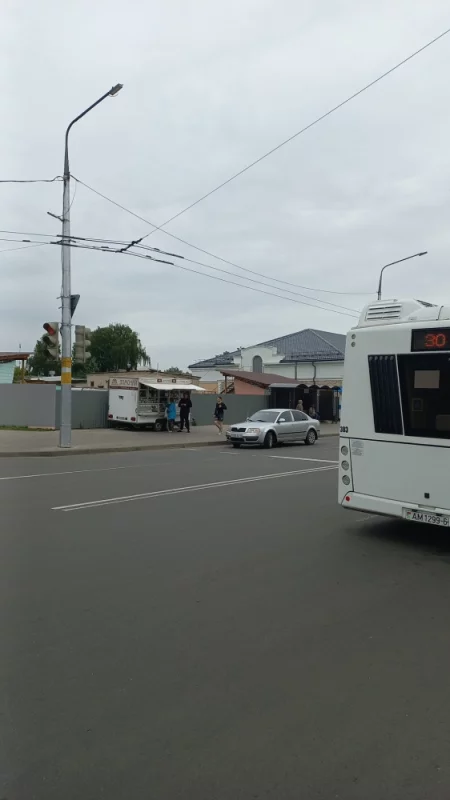 Включив аварийку можно ставить машину где угодно