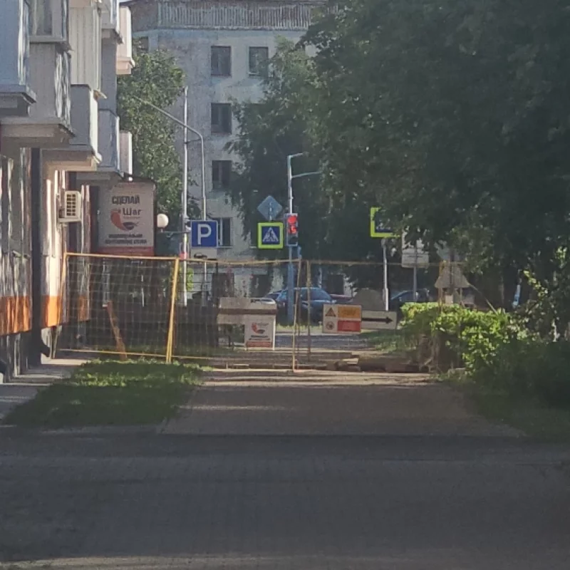 Перегородили тротуар на Октябрьской