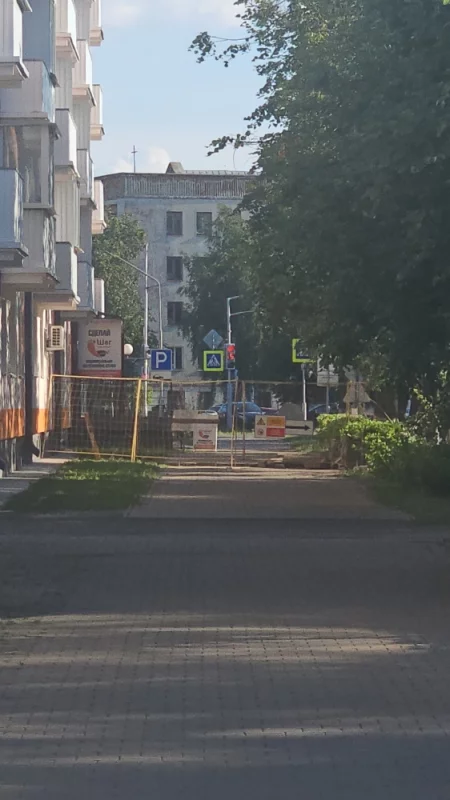 Перегородили тротуар на Октябрьской