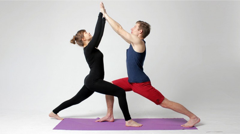Занятие йоги для двоих