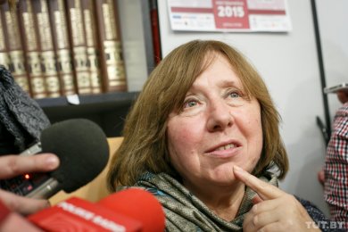 Лукашенко поздравил Алексиевич: надеюсь, награда послужит нашему государству и белорусскому народу