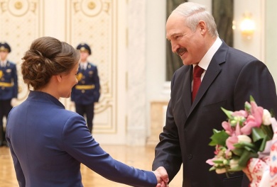 Лукашенко поздравил женщин с 8 Марта