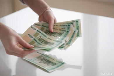 Февральская зарплата среднего белоруса едва превысила 300 долларов